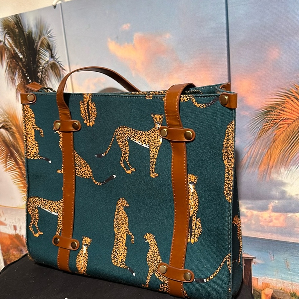 Green Tote Bag with Leopards